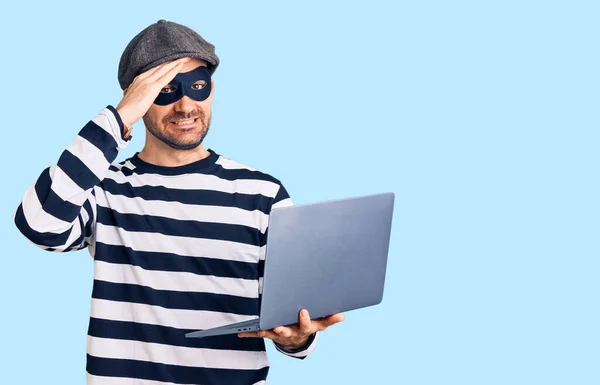 Jonge Knappe Man Draagt Inbraakmasker Met Laptop Gestrest Gefrustreerd Met — Stockfoto