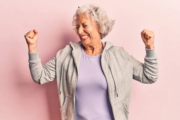 Senior Grijs Harige Vrouw Draagt Casual Sportieve Kleding Zeer Gelukkig — Stockfoto