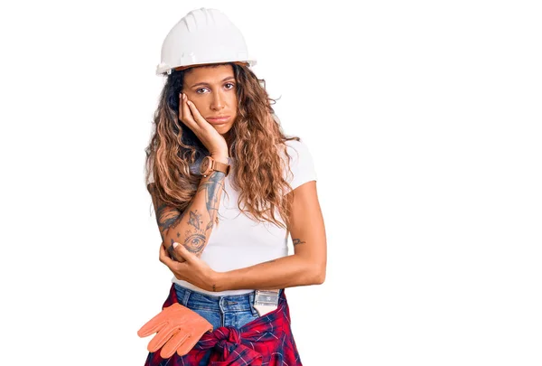 Junge Hispanische Frau Mit Tätowierung Die Harthut Und Bauarbeiterklamotten Trägt — Stockfoto