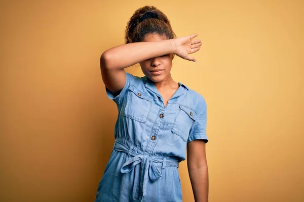 Giovane Bella Ragazza Afro Americana Indossa Abito Denim Piedi Sfondo — Foto Stock