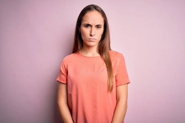 단발의 티셔츠를 아름다운 여성이 분홍색 배경에 회의적 있으며 문제로 기분이 — 스톡 사진
