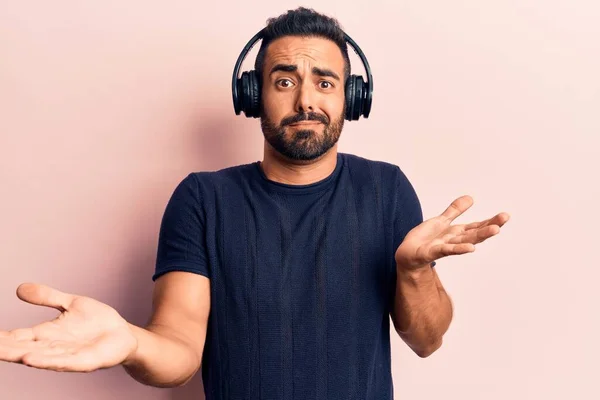 Kulaklıkla Müzik Dinleyen Genç Spanyol Adam Elleri Kolları Havada Kafası — Stok fotoğraf