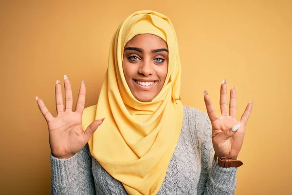 Junge Schöne Afrikanisch Amerikanische Mädchen Trägt Muslimischen Hijab Über Isolierten — Stockfoto