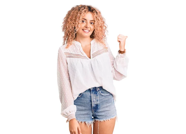 Mulher Loira Jovem Com Cabelo Encaracolado Vestindo Camisa Verão Elegante — Fotografia de Stock