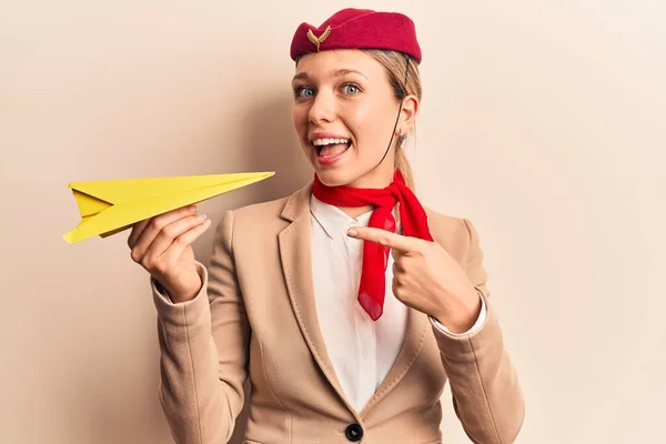 Fiatal Gyönyörű Szőke Lány Stewardess Egyenruhát Visel Kezében Papír Sík — Stock Fotó