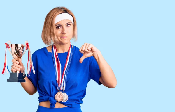 Ung Blond Kvinna Innehar Champion Trofé Bär Medaljer Med Argt — Stockfoto