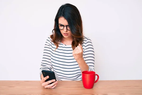 Junge Schöne Brünette Frau Mit Smartphone Genervt Und Frustriert Schreit — Stockfoto