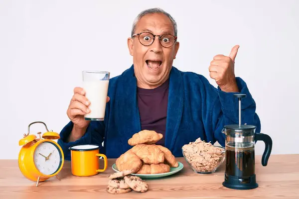 Homem Bonito Sênior Com Cabelos Grisalhos Sentado Mesa Bebendo Leite — Fotografia de Stock