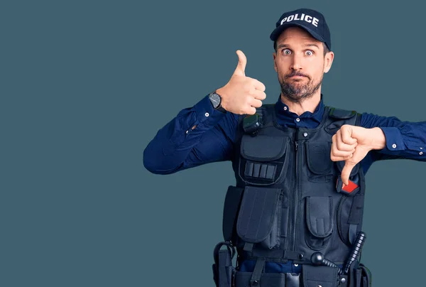 Ung Stilig Man Klädd Polisuniform Gör Tummen Upp Och Ner — Stockfoto