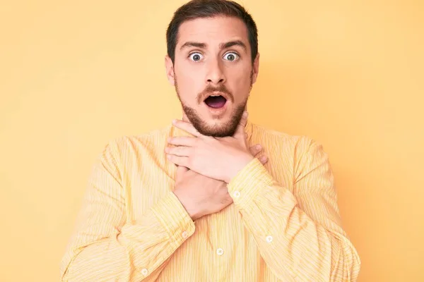 Homem Bonito Jovem Vestindo Roupas Casuais Gritando Sufocar Porque Doloroso — Fotografia de Stock