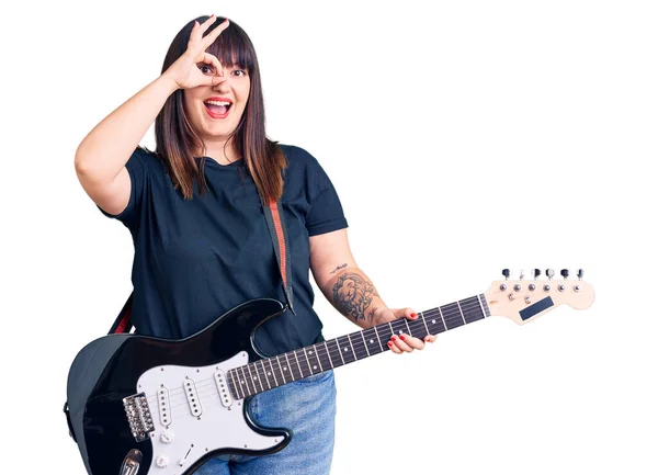 Jovem Size Mulher Tocando Guitarra Elétrica Sorrindo Feliz Fazendo Sinal — Fotografia de Stock