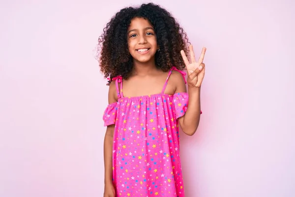 Afroamerikanisches Kind Mit Lockigem Haar Trägt Lässiges Kleid Und Zeigt — Stockfoto