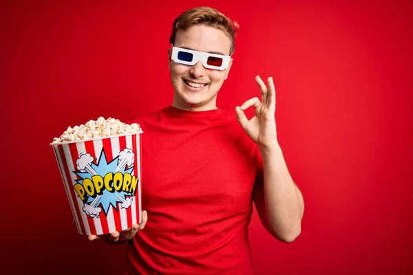 Junge Hübsche Rothaarige Mann Beobachten Brille Essen Popcorn Snack Über — Stockfoto