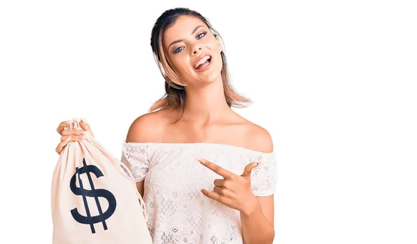 Jovem Bela Mulher Segurando Saco Dinheiro Com Símbolo Dólar Sorrindo — Fotografia de Stock