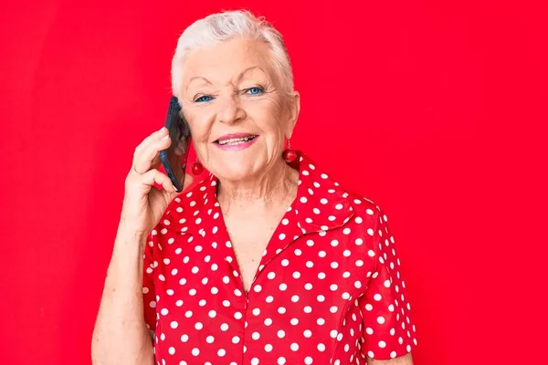 Ältere Schöne Frau Mit Blauen Augen Und Grauen Haaren Die — Stockfoto