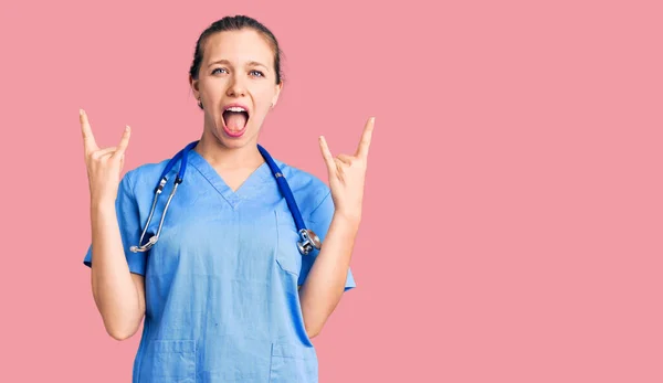 Jovem Mulher Loira Bonita Vestindo Uniforme Médico Estetoscópio Gritando Com — Fotografia de Stock