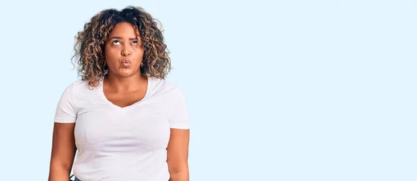 Junge Afrikanisch Amerikanische Size Frau Lässiger Kleidung Macht Fischgesicht Mit — Stockfoto