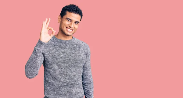 Hispano Joven Guapo Con Suéter Casual Sonriendo Positiva Haciendo Signo — Foto de Stock