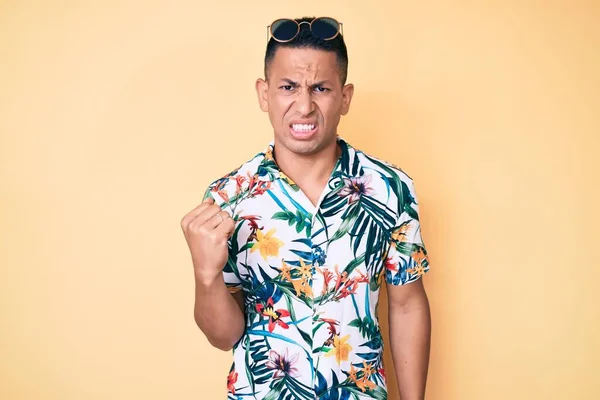 Homem Latino Bonito Jovem Vestindo Roupas Verão Com Raiva Louco — Fotografia de Stock