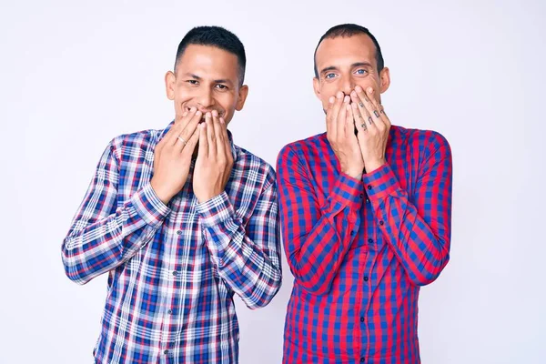 Jovem Gay Casal Dois Homens Vestindo Casual Roupas Rindo Embaraçado — Fotografia de Stock
