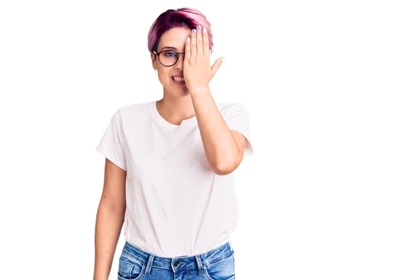 Joven Hermosa Mujer Con Pelo Rosa Con Ropa Casual Gafas —  Fotos de Stock