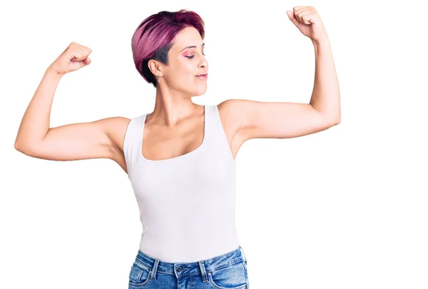 Jeune Belle Femme Aux Cheveux Roses Portant Des Vêtements Décontractés — Photo