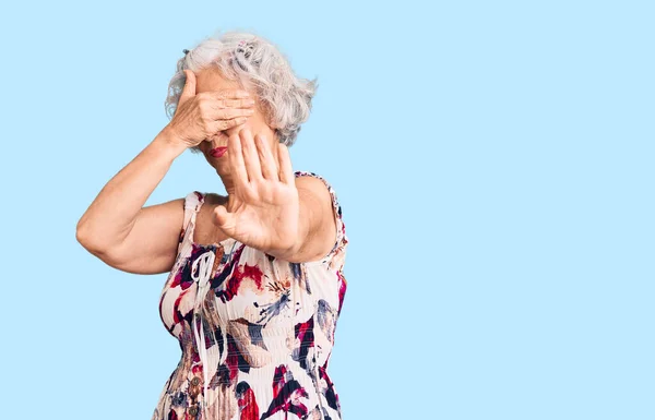 头发灰白的老年妇女身穿休闲服 用手捂住眼睛 以忧郁和恐惧的表情做停止动作 尴尬和消极的概念 — 图库照片