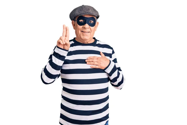 Älterer Gutaussehender Mann Mit Einbrechermaske Und Shirt Der Lächelnd Mit — Stockfoto
