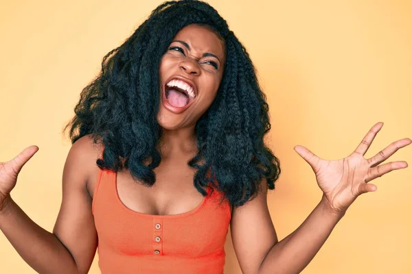 Beautiful African Woman Wearing Casual Clothes Crazy Mad Shouting Yelling — Stock Photo, Image