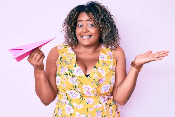 Jovem Afro Americana Size Mulher Segurando Avião Papel Celebrando Realização — Fotografia de Stock