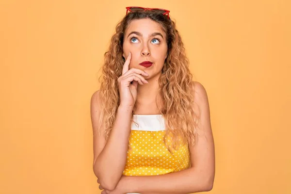 Bella Donna Bionda Pin Con Gli Occhi Azzurri Che Indossano — Foto Stock