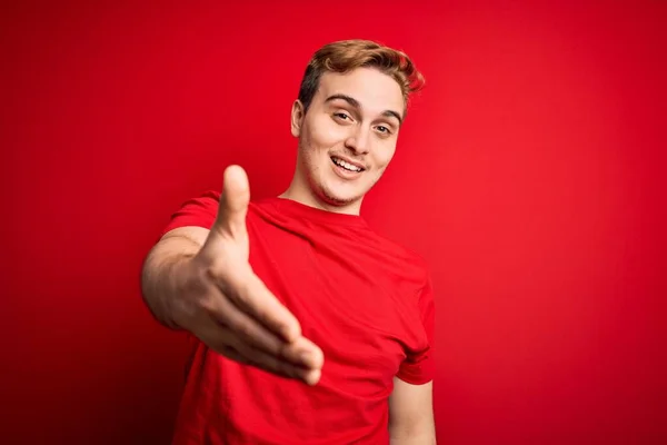 Νέος Όμορφος Κοκκινομάλλης Άνδρας Φορώντας Casual Shirt Πάνω Από Απομονωμένο — Φωτογραφία Αρχείου