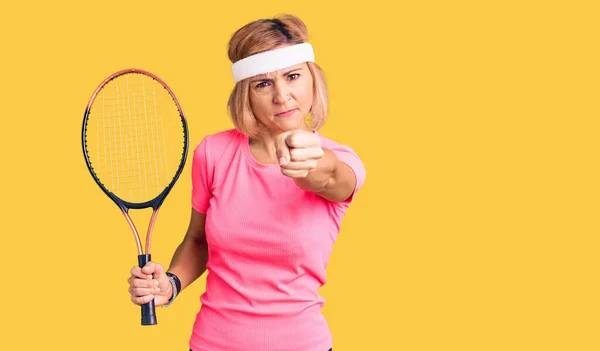 Jonge Blonde Vrouw Spelen Tennis Holding Racket Geïrriteerd Gefrustreerd Schreeuwen — Stockfoto