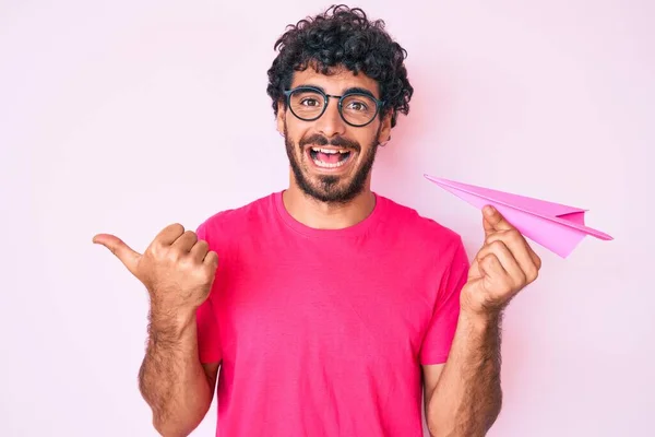 Jovem Bonito Com Cabelo Encaracolado Urso Segurando Avião Papel Apontando — Fotografia de Stock