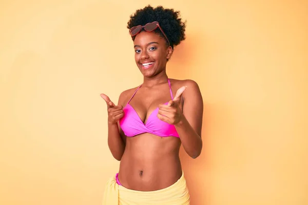 Mujer Afroamericana Joven Con Bikini Apuntando Con Los Dedos Cámara —  Fotos de Stock