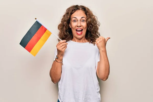 Μέση Ηλικία Όμορφη Πατριωτική Γυναίκα Κρατώντας Γερμανική Σημαία Πάνω Από — Φωτογραφία Αρχείου