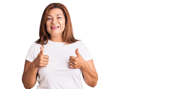 Mujer Latina Mediana Edad Vistiendo Casual Camiseta Blanca Signo Éxito —  Fotos de Stock