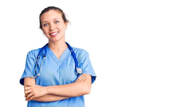 Jovem Mulher Loira Bonita Vestindo Uniforme Médico Estetoscópio Rosto Feliz — Fotografia de Stock