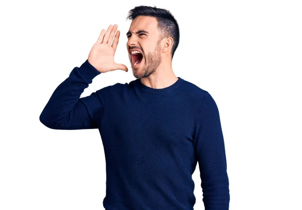 Homem Bonito Jovem Vestindo Roupas Casuais Gritando Gritando Alto Para — Fotografia de Stock