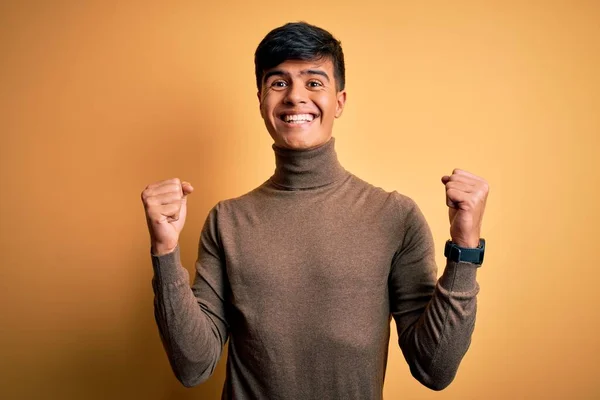 Jovem Homem Bonito Vestindo Camisola Gola Alta Casual Sobre Fundo — Fotografia de Stock