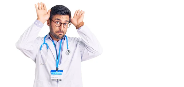 Junger Hispanischer Mann Doktoruniform Und Stethoskop Mit Hasenohren Geste Wobei — Stockfoto