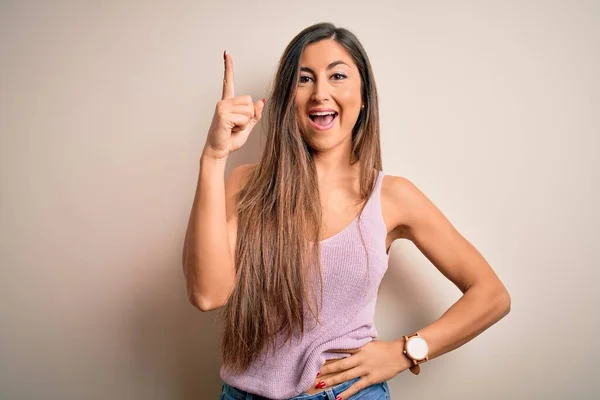 Joven Mujer Morena Hermosa Con Pelo Largo Pie Sobre Fondo — Foto de Stock