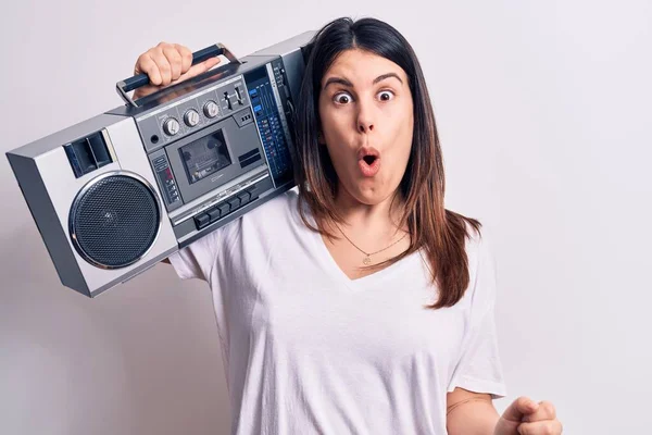 Joven Hermosa Mujer Escuchando Música Usando Boombox Vintage Sobre Fondo — Foto de Stock