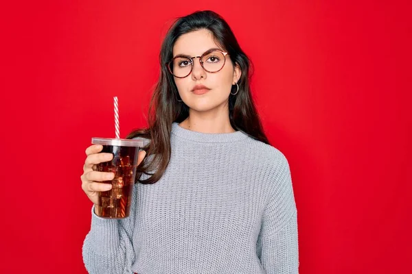 Jong Mooi Meisje Dragen Bril Drinken Zoet Drankje Soda Rode — Stockfoto