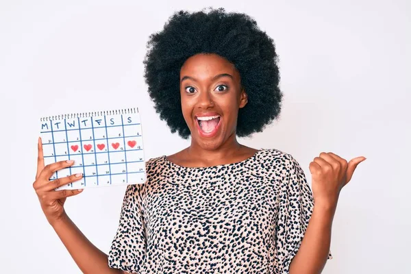 Jong Afrikaans Amerikaans Vrouw Houden Hart Kalender Wijzend Duim Naar — Stockfoto