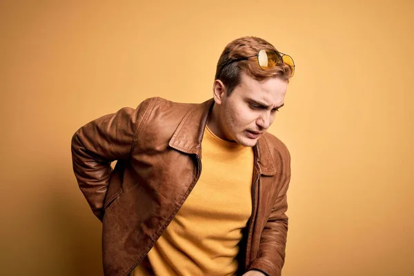 Joven Pelirrojo Guapo Con Chaqueta Cuero Casual Sobre Fondo Amarillo — Foto de Stock