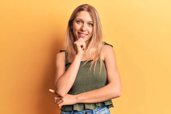 Ung Blond Kvinna Bär Casual Kläder Leende Ser Säker Kameran — Stockfoto