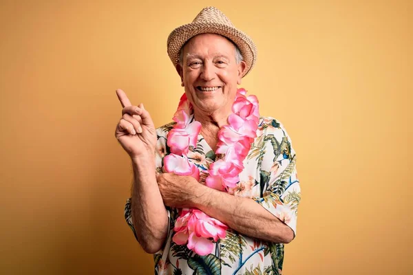 Šedovlasý Starší Muž Letním Klobouku Havajském Lei Přes Žluté Pozadí — Stock fotografie
