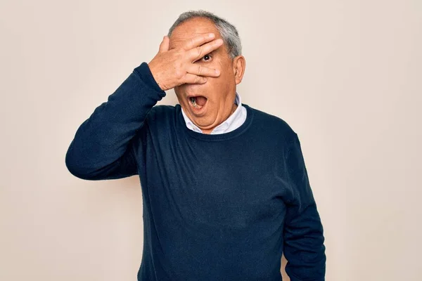 Hombre Mayor Guapo Pelo Gris Con Suéter Gafas Sobre Fondo —  Fotos de Stock