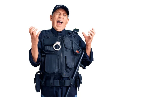 Hombre Guapo Mayor Vistiendo Uniforme Policial Loco Loco Gritando Gritando — Foto de Stock